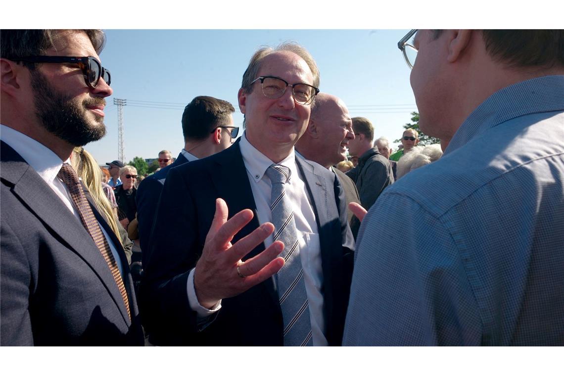Bundesinnenminister Alexander Dobrindt redet mit einem tschechischen Teilnehmer des Versöhnungsmarschs von Pohorelice nach Brünn (Brno).