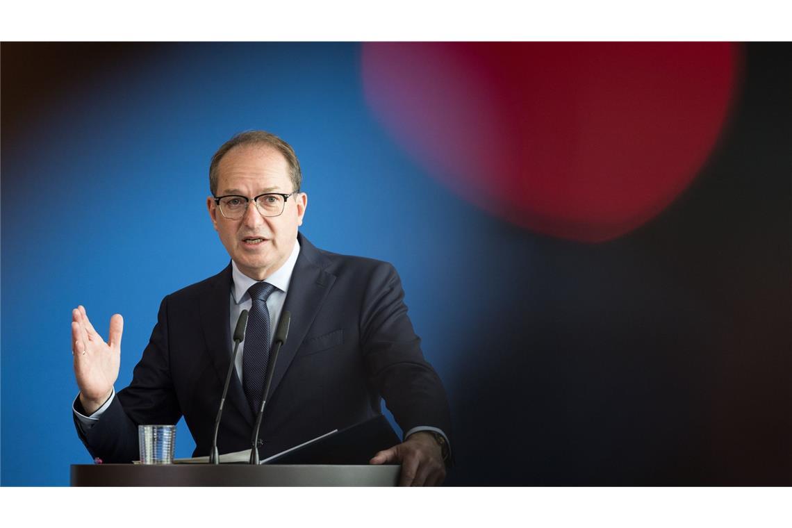 Dobrindt: „Massiv aufrüsten“ gegen Cyberkriminelle Bundesinnenminister Alexander Dobrindt stellte das Bundeslagebild Cybercrime 2024 vor (Archivbild).