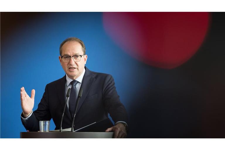 Bundesinnenminister Alexander Dobrindt stellte das Bundeslagebild Cybercrime 2024 vor (Archivbild).