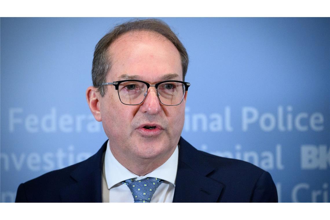 Bundesinnenminister Dobrindt will Asylbewerber schneller in Arbeit bringen. (Archivfoto)