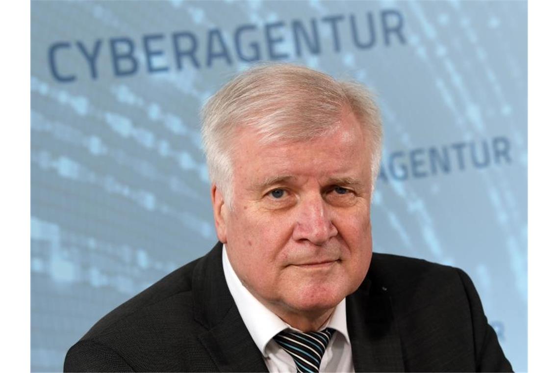 Bundesinnenminister Horst Seehofer bei einer Pressekonferenz zur Gründung der Cyberagentur am Flughafen Leipzig/Halle im Juli 2019. Die neue Agentur wird gemeinsam vom Verteidigungs- und vom Innenministerium getragen. Foto: Hendrik Schmidt/dpa-Zentralbild/dpa