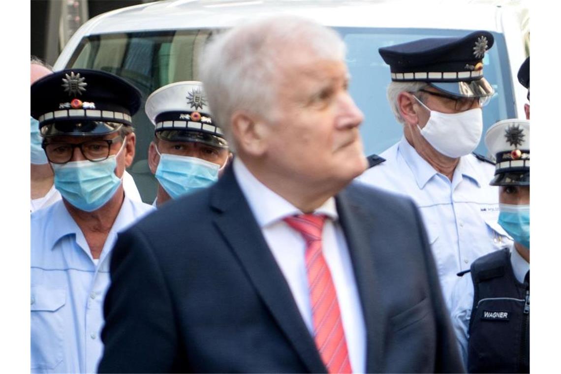 Nach Stuttgarter Chaos-Nacht: Seehofer für harte Strafen Bundesinnenminister Horst Seehofer besucht Stuttgart. Foto: Marijan Murat/dpa