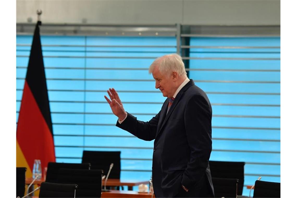 Geisel will Kollegen Antidiskriminierungsgesetz erklären Bundesinnenminister Horst Seehofer (CSU) will Bundespolizisten vorerst nicht mehr nach Berlin zu Einsätzen schicken. Foto: Tobias Schwarz/AFP-Pool/dpa