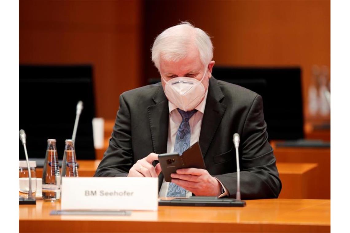 Bundesinnenminister Horst Seehofer: „Hat der Lockdown keine ausreichende Wirkung, müssen die Maßnahmen verschärft werden.“. Foto: Hannibal Hanschke/Reuters/Pool/dpa