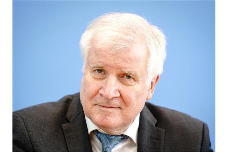 Bundesinnenminister Horst Seehofer hatte die drei Vereine bereits am 15. April verboten. Foto: Kay Nietfeld/dpa