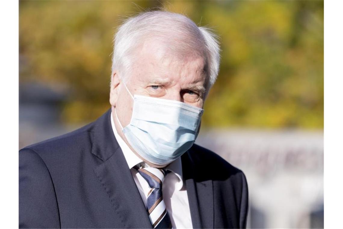 Einigung bei Tarifverhandlungen im öffentlichen Dienst Bundesinnenminister Horst Seehofer in Potsdam. Foto: Christoph Soeder/dpa