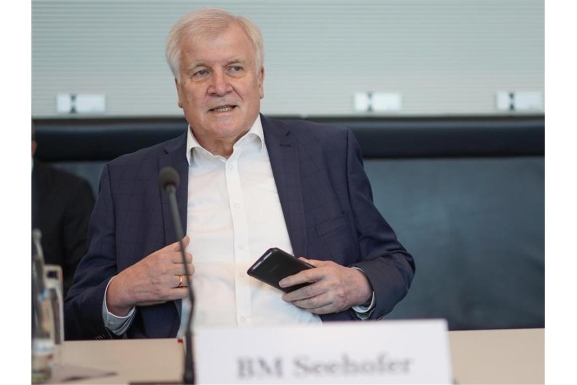 Seehofer will Katastrophen-Warnung per Handy durchsetzen Bundesinnenminister Horst Seehofer kommt zur Sitzung des Bundestags-Innenausschusses. Foto: Jörg Carstensen/dpa