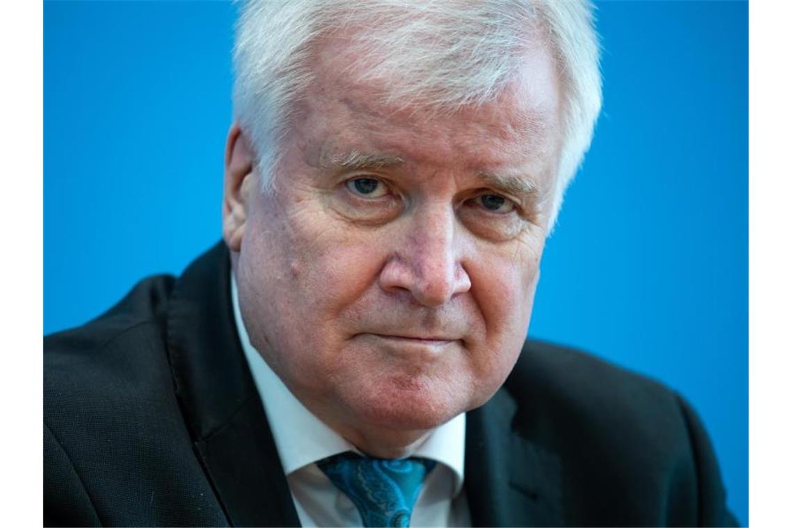 Seehofer kritisiert Beschluss zu Ostergottesdiensten Bundesinnenminister Horst Seehofer kritisiert die Union für ihre Corona-Regeln zu Gottesdiensten. Foto: Bernd von Jutrczenka/dpa
