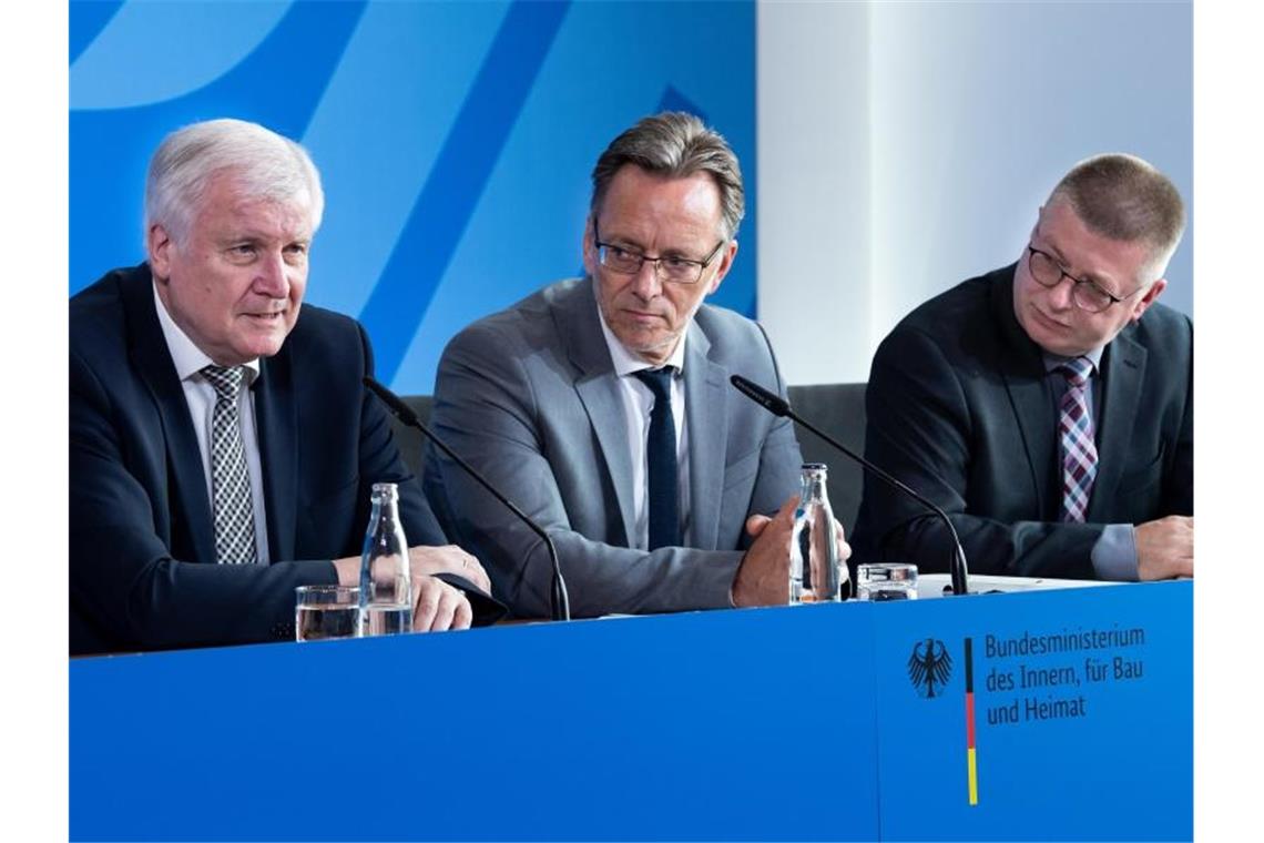 Bundesinnenminister Horst Seehofer (l-r), BKA-Präsident Holger Münch und Thomas Haldenwang, Präsident des Bundesamts für Verfassungsschutz), äußern sich bei einer Pressekonferenz im Bundesinnenministerium zum Mordfall Lübcke. Foto: Benrd von Jutrczenka