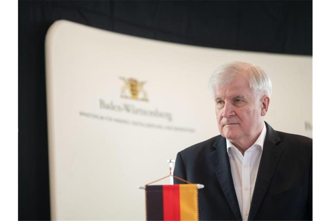 Bundesinnenminister Horst Seehofer nimmt an einer Pressekonferenz teil. Foto: Marijan Murat/dpa