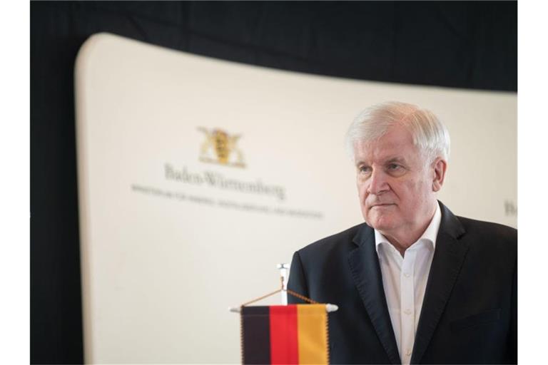 Bundesinnenminister Horst Seehofer nimmt an einer Pressekonferenz teil. Foto: Marijan Murat/dpa