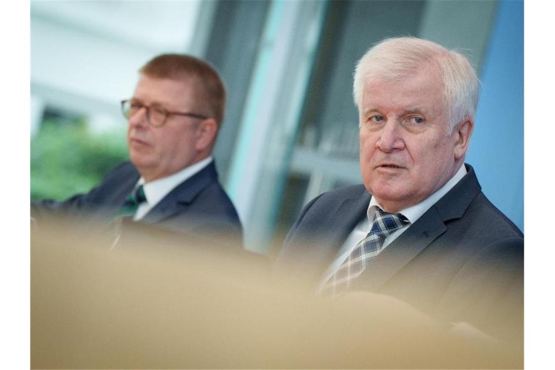 Bundesinnenminister Horst Seehofer (r) Verfassungsschutzpräsident Thomas Haldenwang stellen in der Bundespressekonferenz den Verfassungsschutzbericht 2020 vor. Foto: Kay Nietfeld/dpa