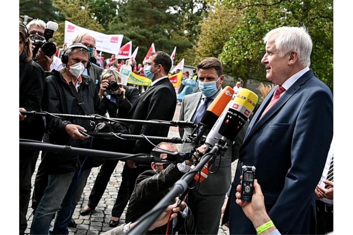 Bundesinnenminister Horst Seehofer spricht vor dem Kongresshotel in Potsdam zu Pressevertretern. Foto: Britta Pedersen/dpa-Zentralbild/dpa