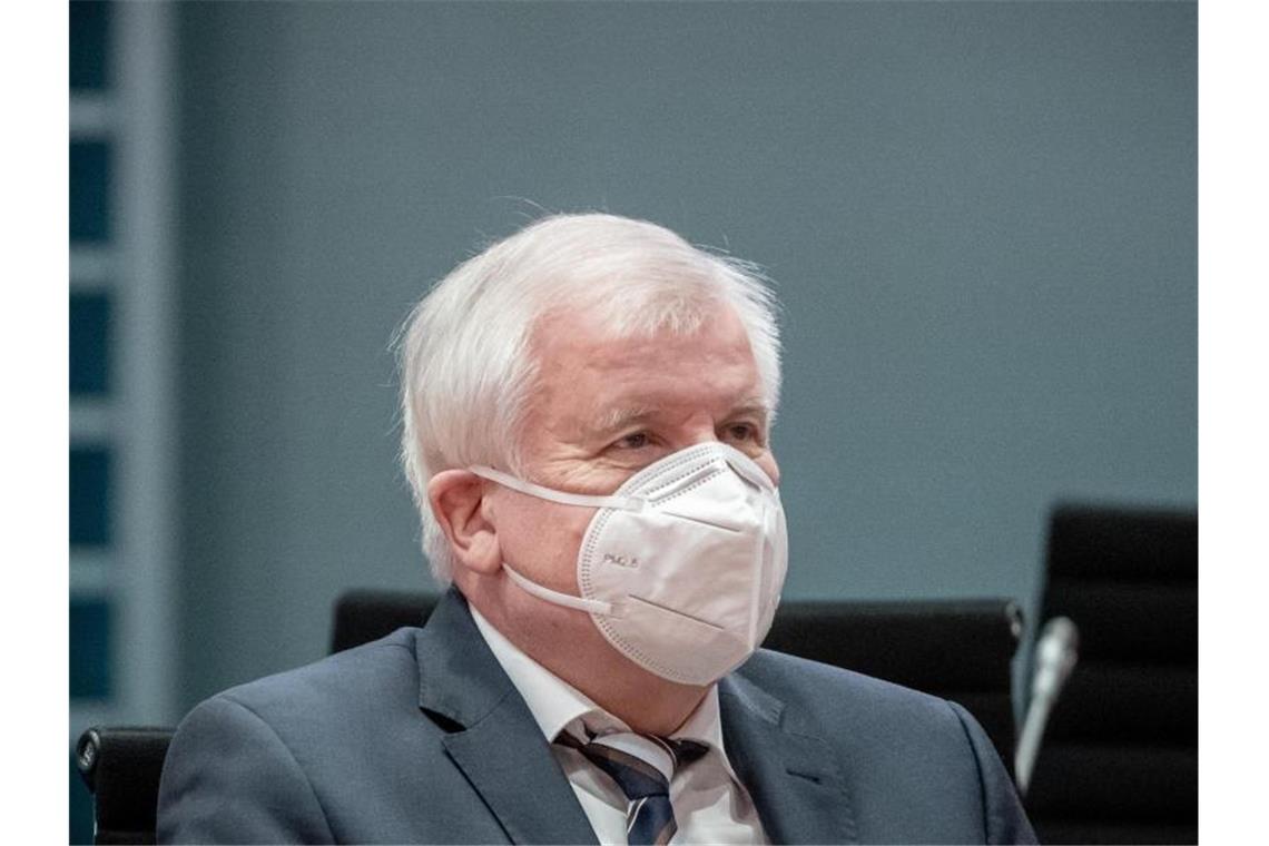 Bundesinnenminister Horst Seehofer verbietet die Neonazi-Gruppe „Wolfsbrigade 44“. Foto: Michael Kappeler/dpa-pool/dpa