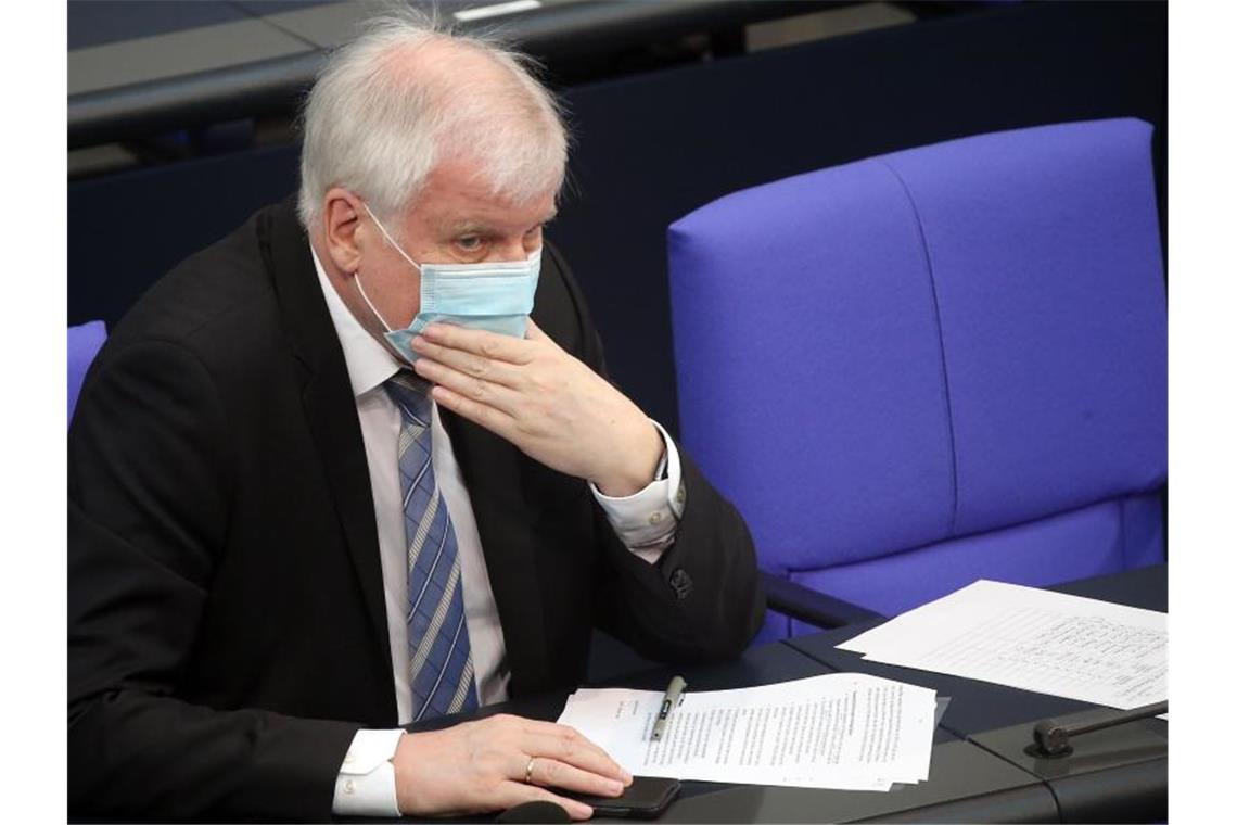 Bundesinnenminister Horst Seehofer verfolgt im Bundestag die Debatte über den Abschlussbericht zum Breitscheidplatz-Attentat. Foto: Wolfgang Kumm/dpa