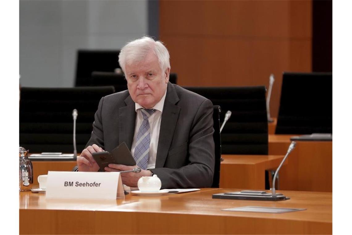 Bundesinnenminister Horst Seehofer vor einer der wöchentlichen Kabinettssitzungen im Kanzleramt. Foto: Michael Sohn/POOL AP/dpa