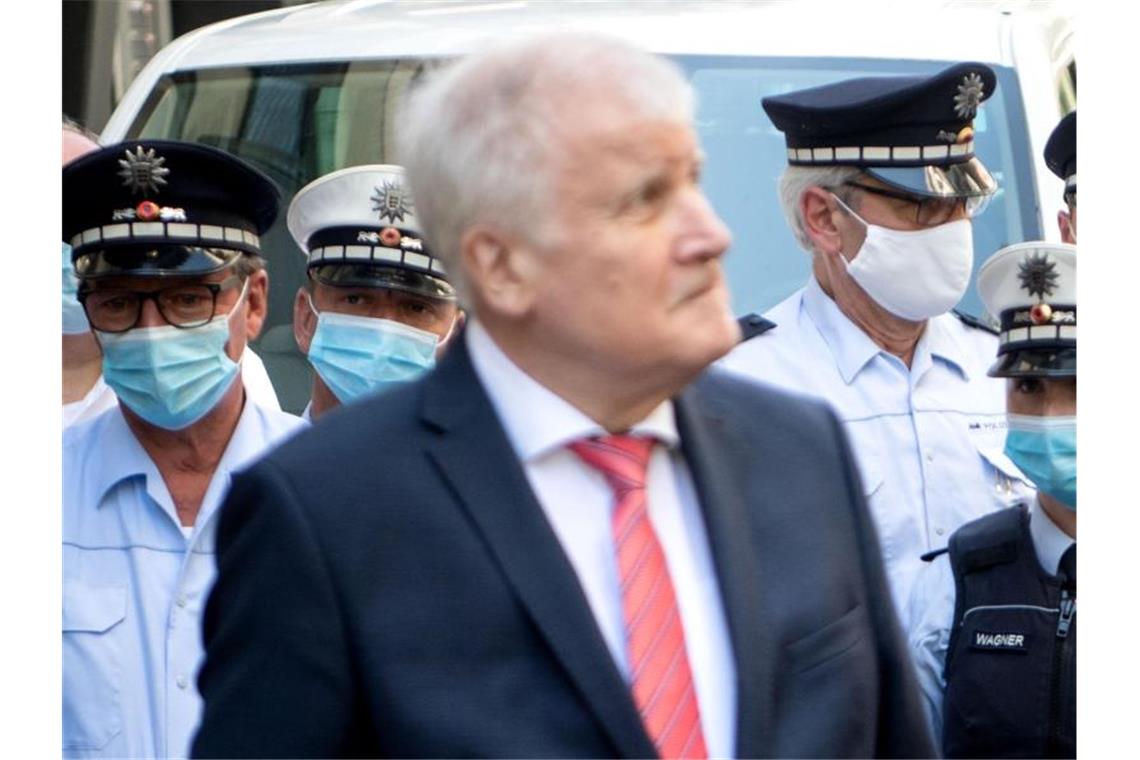 Bundesinnenminister Horst Seehofer vor einer Gruppe Polizisten. Seehofer beklagt, eine ständige Kritik an der Polizei. Foto: Marijan Murat/dpa