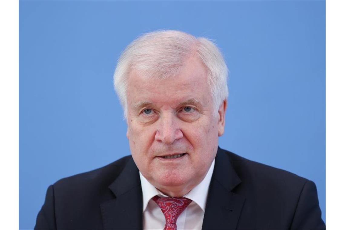 Seehofer gibt Widerstand gegen Polizeistudie auf Bundesinnenminister Horst Seehofer während einer Pressekonferenz Ende Mai in Berlin. Foto: Fabrizio Bensch/Reuters-Pool/dpa