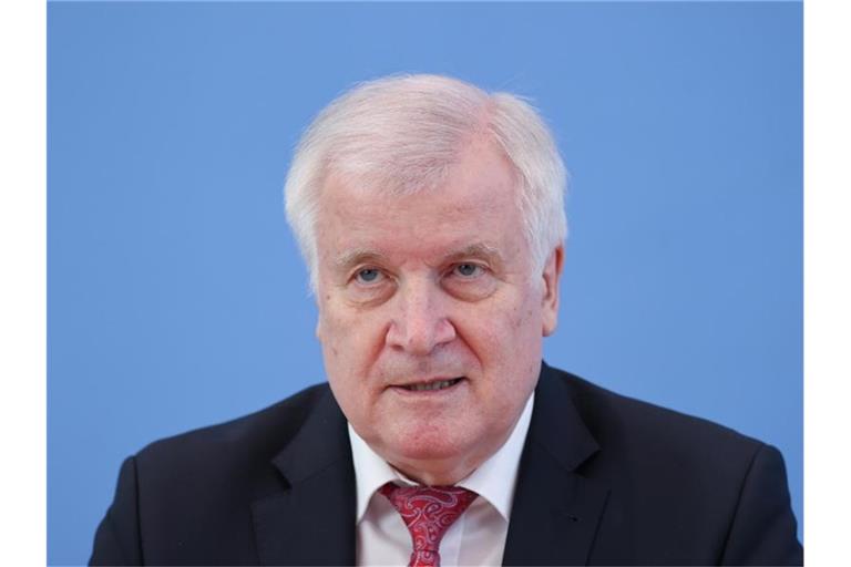 Bundesinnenminister Horst Seehofer will die bayerischen Pläne für kostenfreie Corona-Tests bundesweit umsetzen. Foto: Fabrizio Bensch/Reuters-Pool/dpa