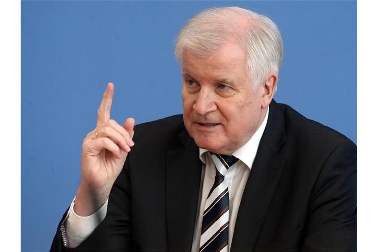 Bundesinnenminister Horst Seehofer will die Rückführungsquote abgelehnter Schutzsuchender erhöhen. Foto: Wolfgang Kumm/dpa
