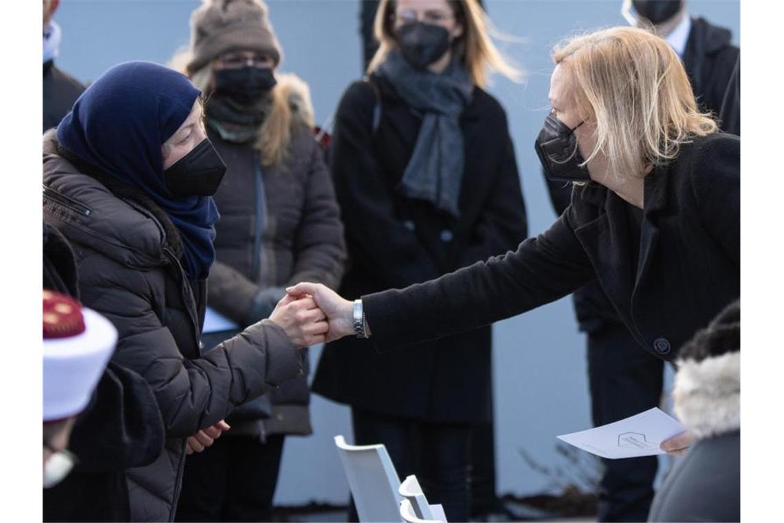 Anschlag in Hanau: „Kein Vergeben - kein Vergessen“ Bundesinnenministerin Nancy Faeser mit einer Angehörigen bei der Gedenkfeier. Foto: Boris Roessler/dpa POOL/dpa