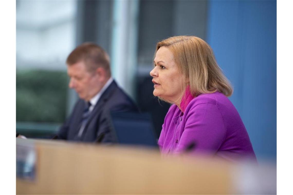 Faeser will rechtsextremistische Netzwerke zerschlagen Bundesinnenministerin Nancy Faeser (SPD) bei der Vorstellung des Aktionsplans Rechtsextremismus. Neben ihr sitzt Thomas Haldenwang, Präsident des Bundesamtes für Verfassungsschutz. Foto: Christophe Gateau/dpa