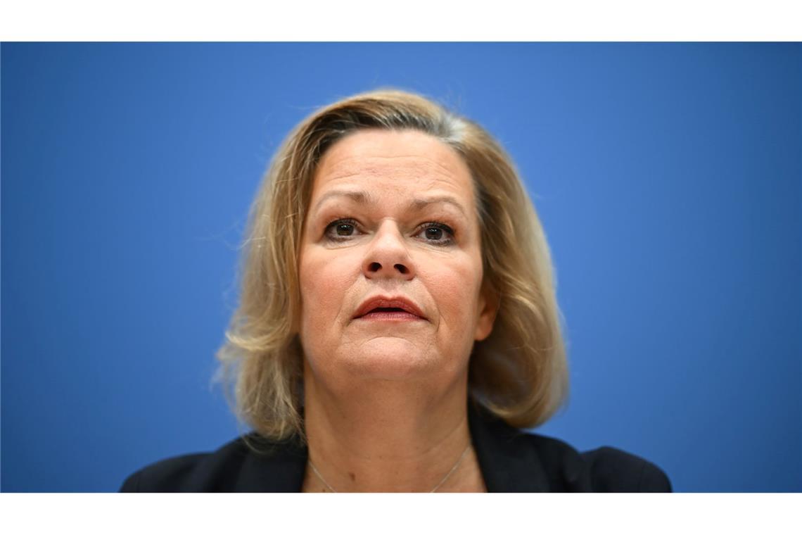 Debatte um Syrien-Flüchtlinge: Faeser gegen Spekulationen Bundesinnenministerin Nancy Faeser (SPD) hält sich derzeit in London auf. Bei ihren Gesprächen dort geht es vor allem um das Geschäft von Schleuserbanden, die irreguläre Migranten auf unsicheren Booten nach Großbritannien bringen. (Archivbild)
