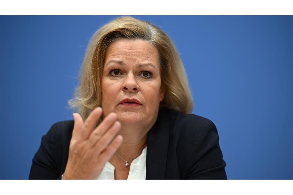 Wie sicher ist die Neuwahl? - Warnung vor Desinformation Bundesinnenministerin Nancy Faeser (SPD) hat mit Vertretern mehrerer Internet-Plattformen über Desinformation im Kontext der anstehenden Bundestagswahl gesprochen. (Archivfoto)