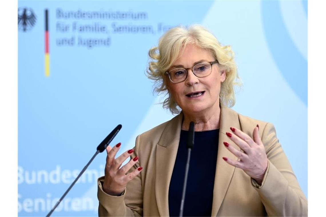 Lambrecht fordert: Soziale Netzwerke stärker regulieren Bundesjustizministerin Christine Lambrecht fordert, die sozialen Netzwerke stärker an die Kandare zu nehmen. Foto: Britta Pedersen/dpa-Zentralbild/dpa