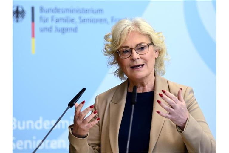 Bundesjustizministerin Christine Lambrecht fordert, die sozialen Netzwerke stärker an die Kandare zu nehmen. Foto: Britta Pedersen/dpa-Zentralbild/dpa