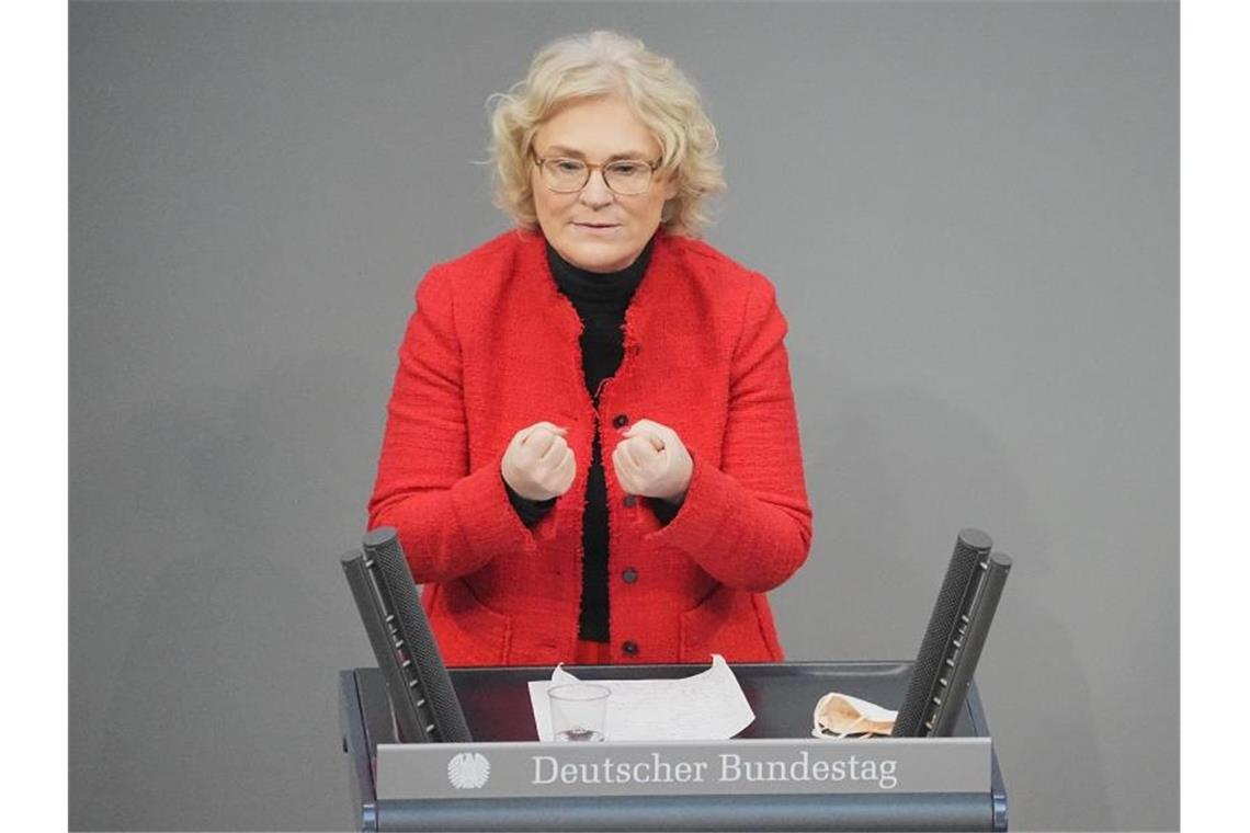 Mordverdächtigen droht bei neuen Beweisen weiterer Prozess Bundesjustizministerin Christine Lambrecht spricht im Bundestag. Foto: Michael Kappeler/dpa