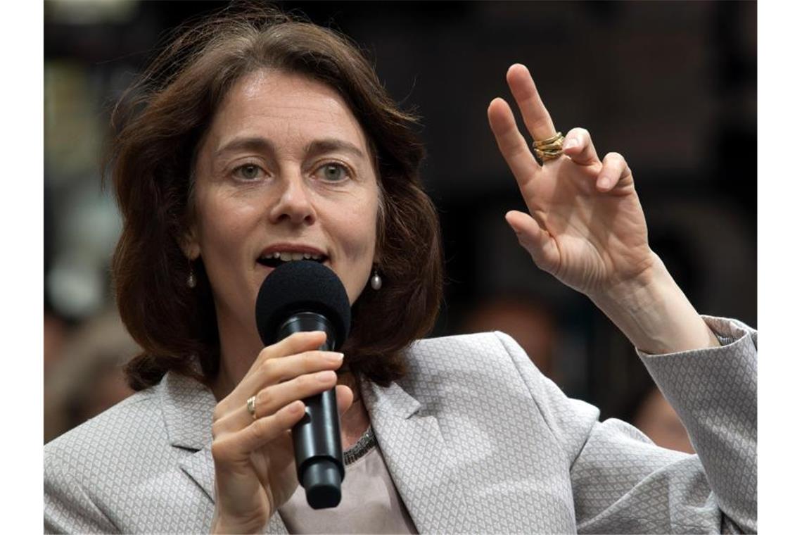 Vor Europawahl: Union und SPD warnen vor Nationalisten Bundesjustizministerin und Spitzenkandidatin der SPD, Katarina Barley, wirbt in Düsseldorf um die Stimmen der Wahlberechtigten. Foto: Federico Gambarini