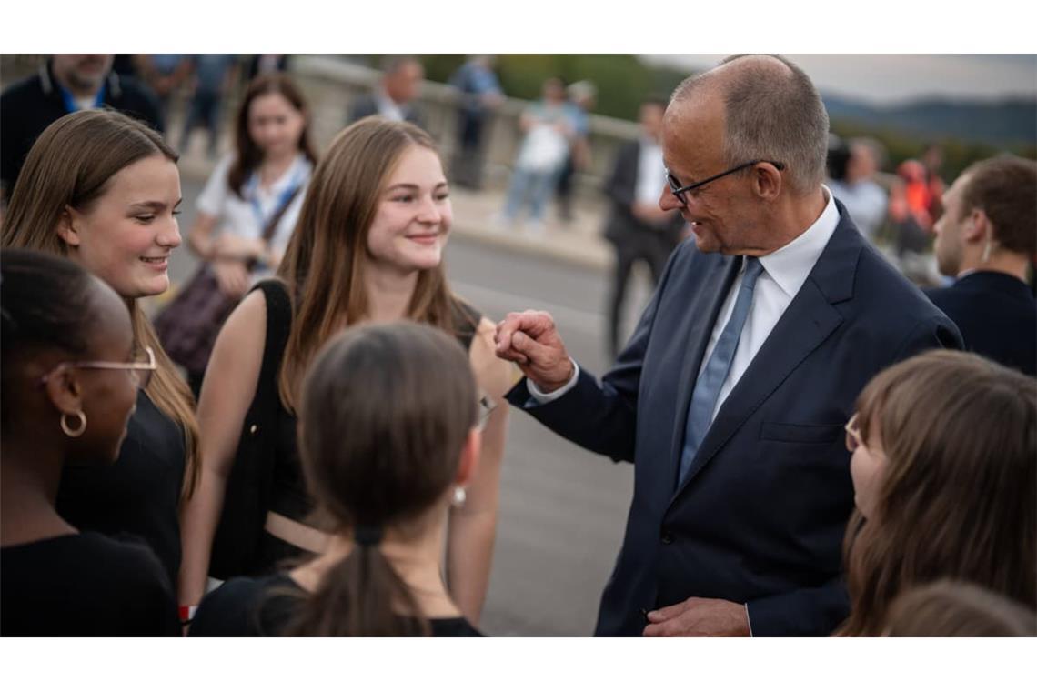 Bundeskanzler Friedrich Merz am 28. September während der Einweihungsfeier auf der Gustav-Heinemann-Brücke in Saarlouis: Unter wohlerzogenen jungen Menschen fühlt sich Merz offenkundig wohl.