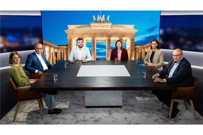 Bundeskanzler Friedrich Merz (CDU, 2. v. l.) und Moderatorin Pinar Atalay (2. v. r.) nach der RTL-Sendung mit den Studiogästen Hannah Clemens (l. - r.), Oliver Bernt, Bea Merscher und Matthias Kappis.