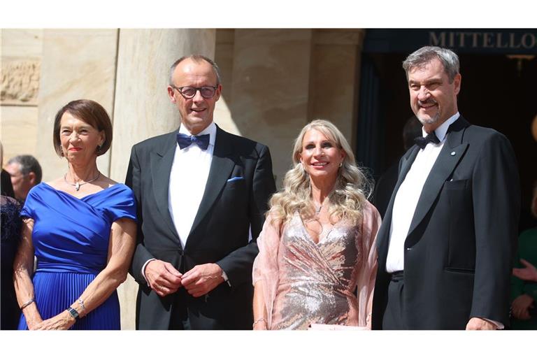 Bundeskanzler Friedrich Merz (CDU, 2.v.l.) seine Frau Charlotte (l), Markus Söder (CSU, r), Ministerpräsident von Bayern, und seine Frau Karin bei der Eröffnung der Bayreuther Festspiele