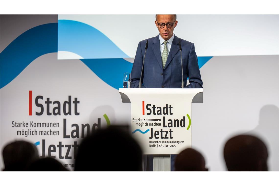 Merz: Zurückweisung von Asylsuchenden bleibt möglich Bundeskanzler Friedrich Merz (CDU) äußert sich beim Kommunalkongress des Deutschen Städte- und Gemeindebundes auch zur Gerichtsentscheidung, die Zweifel an der Rechtmäßigkeit des Vorgehens der Bundesregierung an den Grenzen anführt.
