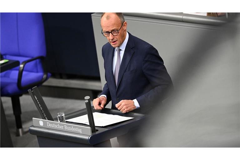 Bundeskanzler Friedrich Merz (CDU) äußert sich in seiner Regierungserklärung im Bundestag gleich zu Beginn am Montag in Ägypten unterzeichneten Gaza-Friedensplan von US-Präsident Donald Trump.