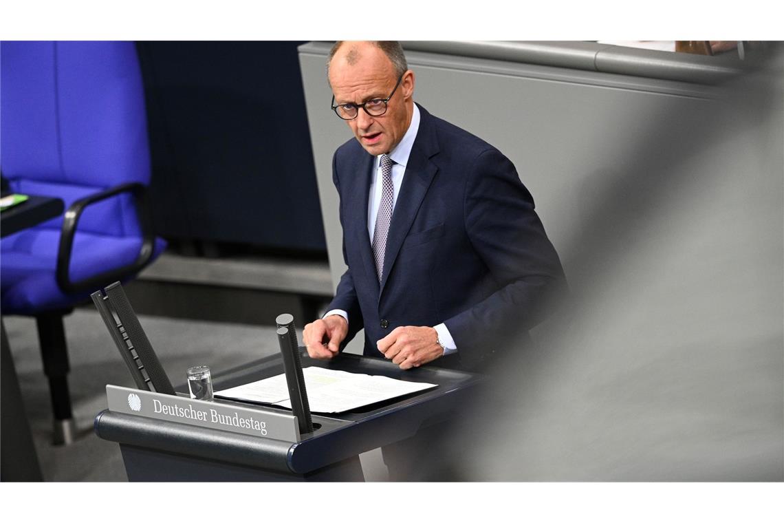 Bundeskanzler Friedrich Merz (CDU) äußert sich in seiner Regierungserklärung im Bundestag gleich zu Beginn zum in Ägypten unterzeichneten Gaza-Friedensplan von US-Präsident Donald Trump.