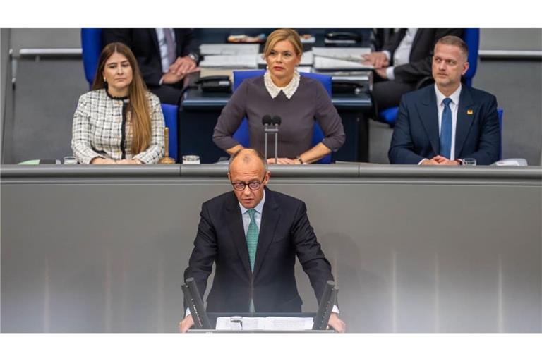 Bundeskanzler Friedrich Merz (CDU) im Bundestag in Berlin bei einer Regierungserklärung vor dem EU-Gipfel. Merz fordert stärkere Einsparungen in Brüssel.