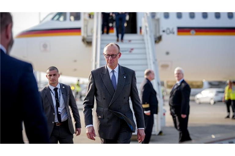 Bundeskanzler Friedrich Merz (CDU) kommt für das informelle Treffen der Staats- und Regierungschefs der EU-Staaten auf dem Flughafen Larnaka International auf Zypern mit einem Airbus A321 der Luftwaffe an.