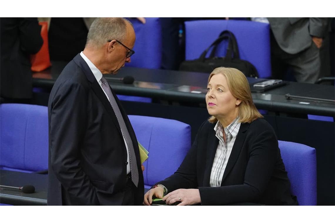 Bundeskanzler Friedrich Merz (CDU, l) begrüßt Bärbel Bas (SPD), Bundesministerin für Arbeit und Soziales, zur Sitzung des Bundestags zu Beginn der Haushaltswoche.