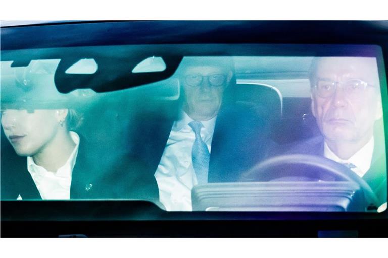 Bundeskanzler Friedrich Merz (CDU, M) kommt in einem Auto am Konrad-Adenauer-Haus, der CDU-Parteizentrale, an. Am Sonntag (20.09.2026) finden in Mecklenburg-Vorpommern und Berlin die Wahlen zum Landtag beziehungsweise Abgeordnetenhaus statt. (zu dpa: «Merz will sich um kurz nach 18.00 Uhr zum Wahlausgang äußern»)
