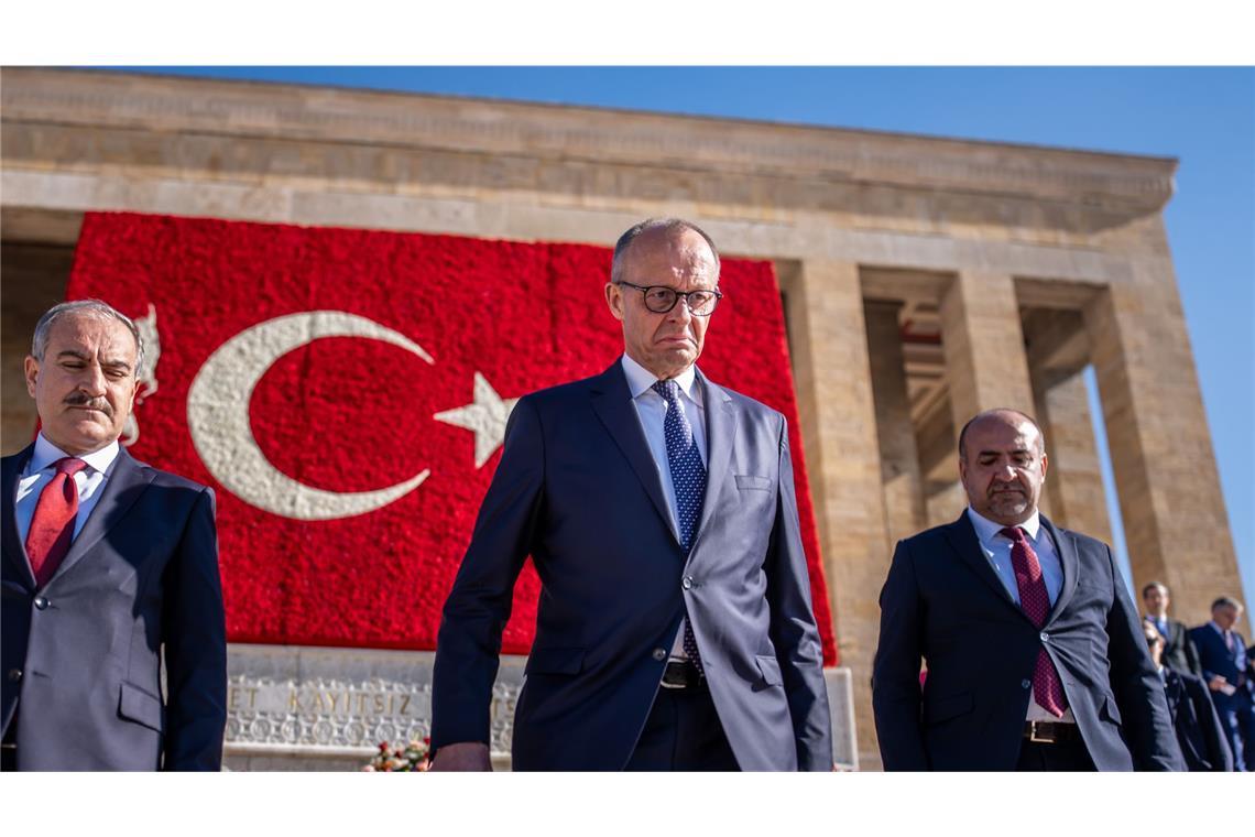 Bundeskanzler Friedrich Merz (CDU) nimmt an der Kranzniederlegung am Atatürk-Mausoleum teil. Merz hält sich zu seinem Antrittsbesuch in der Türkei auf und trifft dabei auch Staatschef Erdogan.