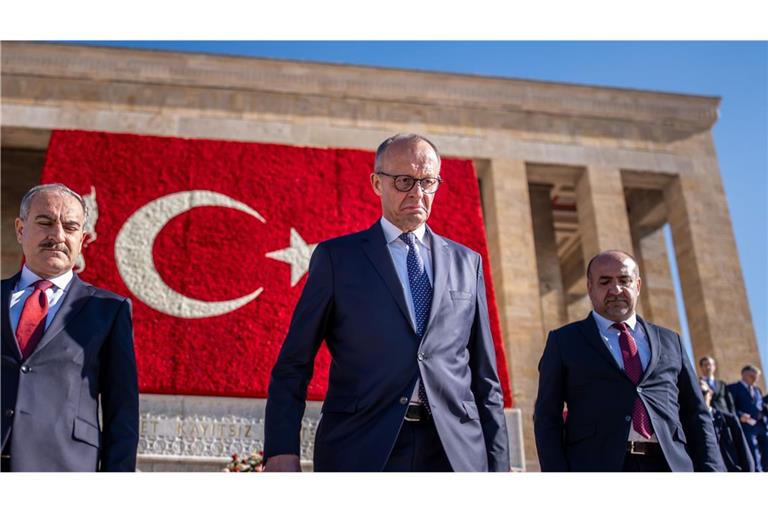 Bundeskanzler Friedrich Merz (CDU) nimmt an der Kranzniederlegung am Atatürk-Mausoleum teil. Merz hält sich zu seinem Antrittsbesuch in der Türkei auf und trifft dabei auch Staatschef Erdogan.