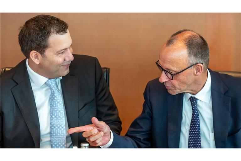 Bundeskanzler Friedrich Merz (CDU, r) spricht neben Lars Klingbeil (SPD), Bundesminister der Finanzen, zu Beginn der Sitzung des Bundeskabinetts im Kanzleramt.