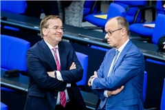 Bundeskanzler Friedrich Merz (CDU, r) und Boris Pistorius (SPD), Bundesminister der Verteidigung, unterhalten sich im Plenum des Deutschen Bundestages.