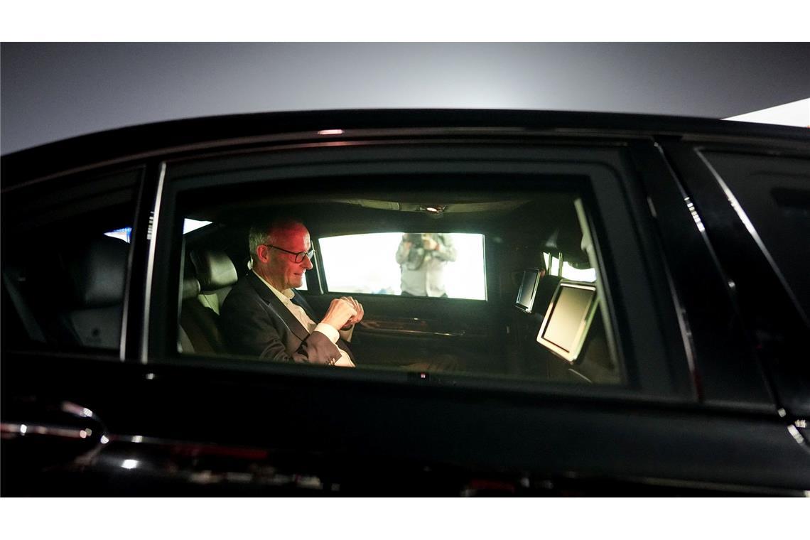 Bundeskanzler Friedrich Merz (CDU) sitzt nach der Ankunft auf dem Internationalen Sardar Vallabhbhai Patel Flughafen in Ahmedabad in einer Limousine.