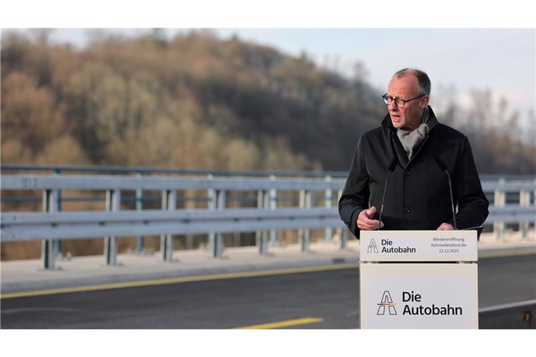 Bundeskanzler Friedrich Merz (CDU) spricht bei der Eröffnung der Rahmedetalbrücke.