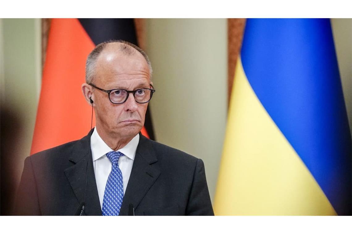 Bundeskanzler Friedrich Merz (CDU) spricht bei einer gemeinsamen Pressekonferenz mit Präsident Selenskyj im Präsidentenpalast.