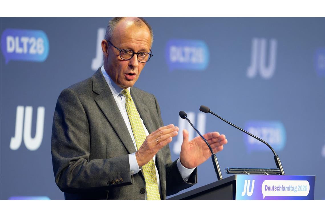 Bundeskanzler Friedrich Merz (CDU) steht beim Deutschlandtag der Jungen Union auf der Bühne. (zu dpa: «Merz verspricht Junger Union straffen Reformkurs»)